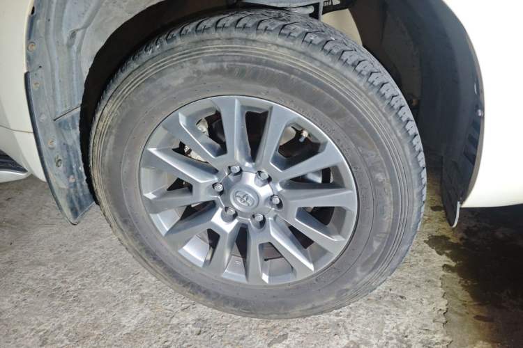 Used Toyota Prado 2018 3.5L Automatic TX-L with Rear-Mounted Spare Tire Right Front Wheel Hub