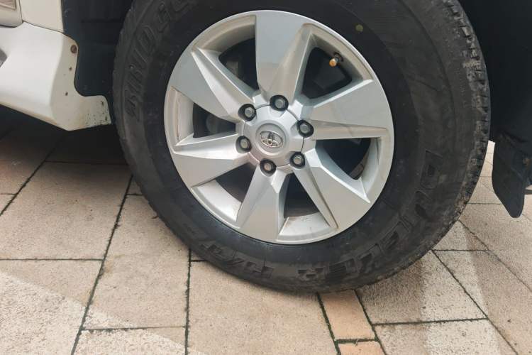 Used Toyota Prado  Right Front Wheel Hub
