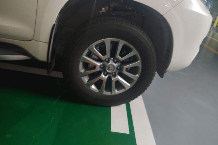 Used Toyota Prado 2018 3.5L Automatic TX-L with Rear-Mounted Spare Tire Right Front Wheel Hub
