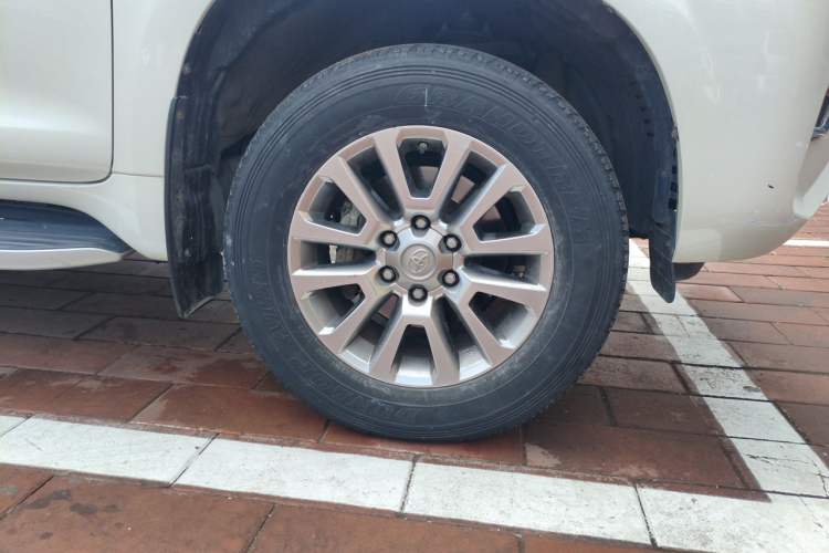Used Toyota Prado 2018 3.5L Automatic TX-L with Rear-Mounted Spare Tire Right Front Wheel Hub