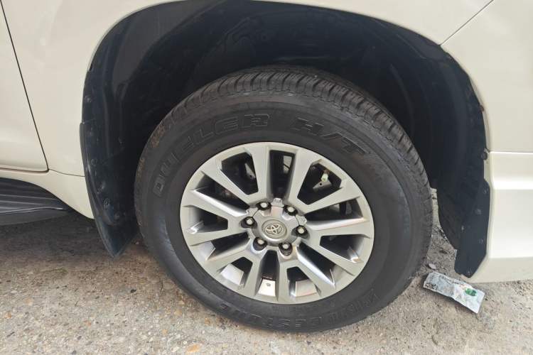 Used Toyota Prado 2018 3.5L Automatic TX-L with Rear-Mounted Spare Tire Right Front Wheel Hub