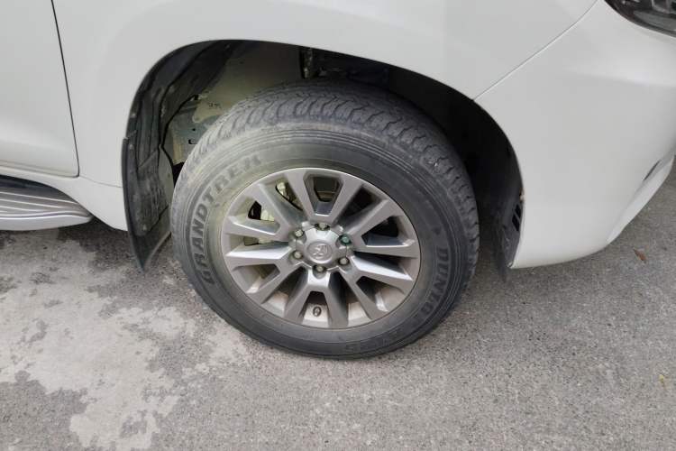 Used Toyota Prado 2018 3.5L Automatic TX-L with Rear-Mounted Spare Tire Right Front Wheel Hub