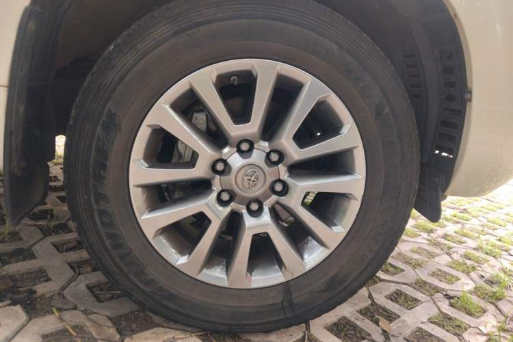 Used Toyota Prado 2018 3.5L Automatic TX-L with Rear-Mounted Spare Tire Right Front Wheel Hub