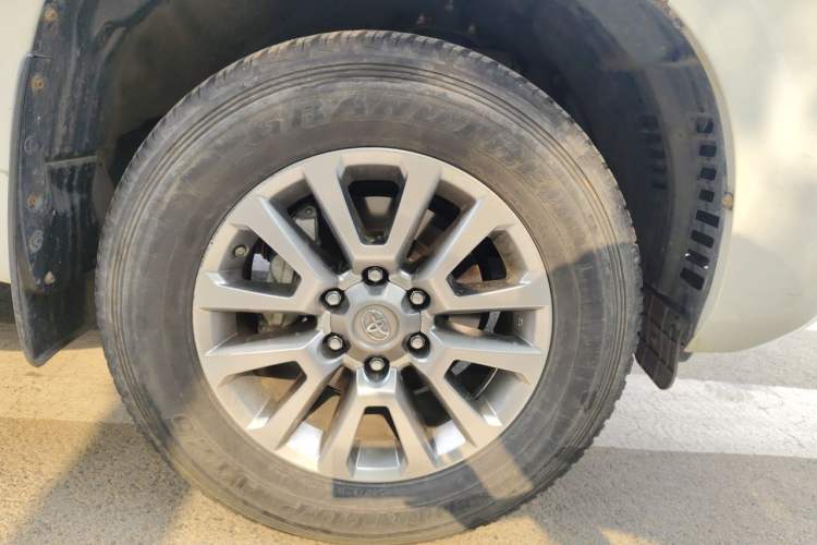 Used Toyota Prado 2018 3.5L Automatic TX-L NAVI with Rear-Mounted Spare Tire Right Front Wheel Hub