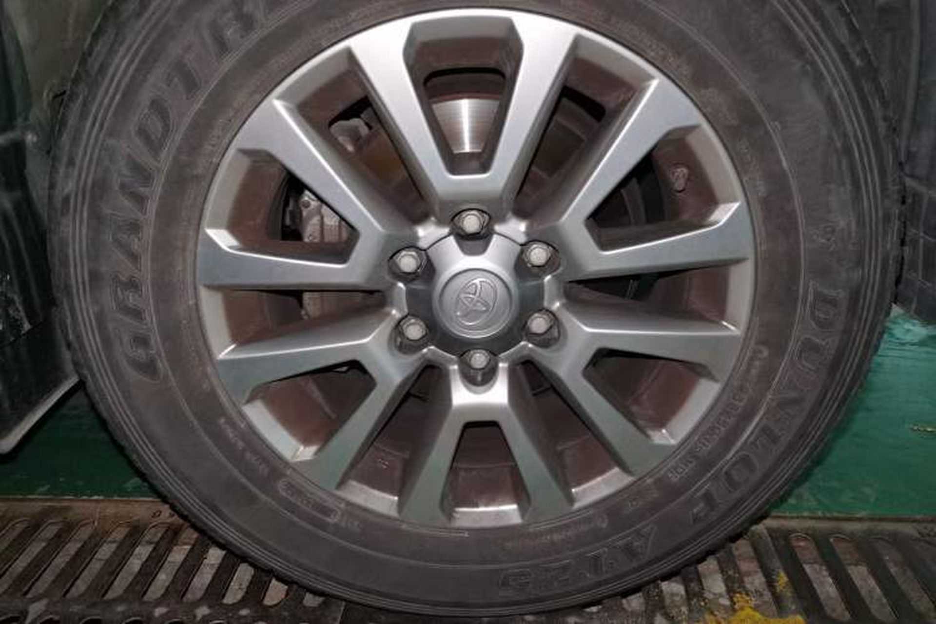 Used Toyota Prado 2018 3.5L Automatic TX-L with Rear-Mounted Spare Tire Right Front Wheel Hub