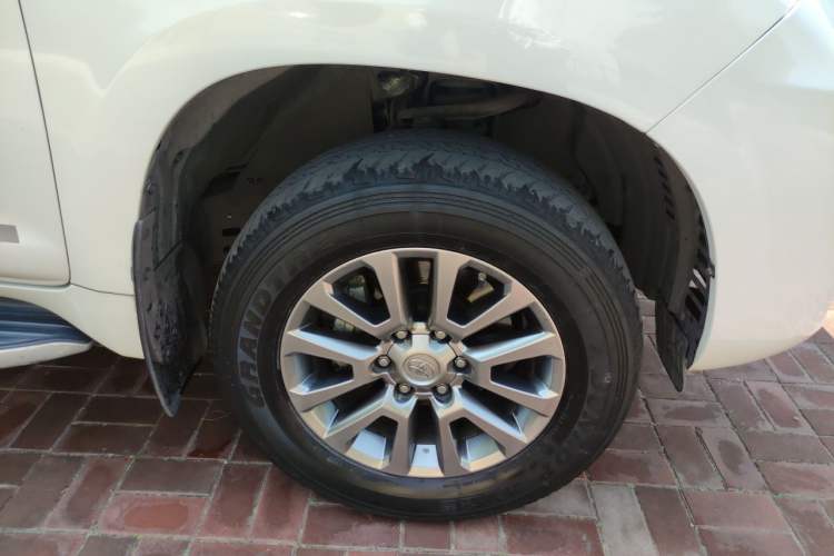 Used Toyota Prado 2018 3.5L Automatic TX-L Right Front Wheel Hub