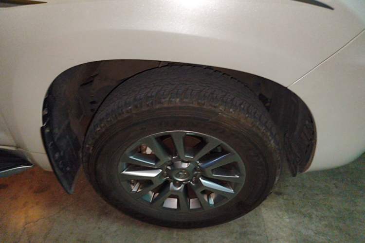 Used Toyota Prado 2018 3.5L Automatic TX-L with Rear-Mounted Spare Tire Right Front Wheel Hub