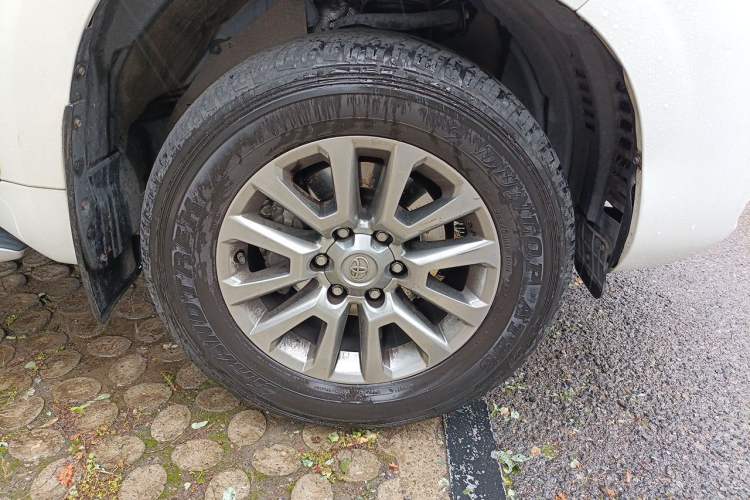 Used Toyota Prado 2018 3.5L Automatic TX-L with Rear-Mounted Spare Tire Right Front Wheel Hub