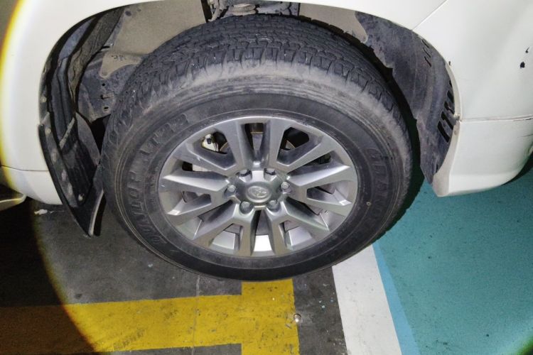 Used Toyota Prado 2018 3.5L Automatic VX with Rear-Mounted Spare Tire Right Front Wheel Hub