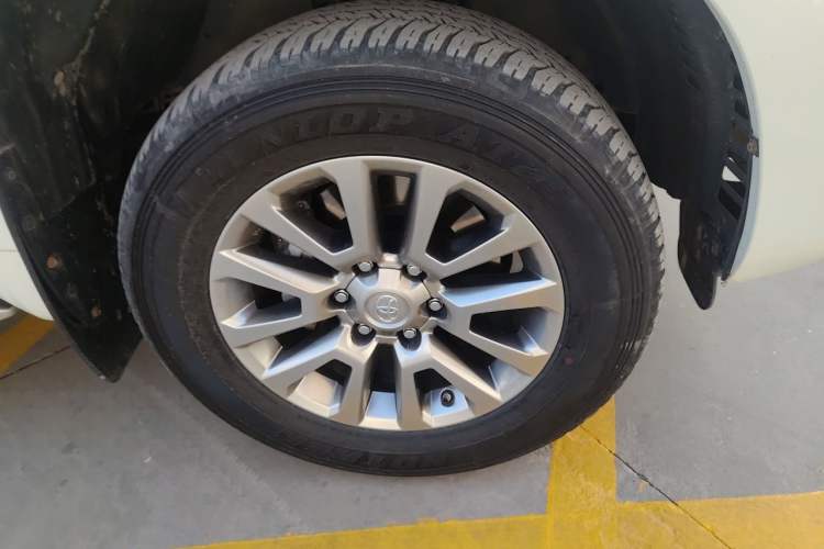 Used Toyota Prado 2018 3.5L Automatic TX-L with Rear-Mounted Spare Tire Right Front Wheel Hub