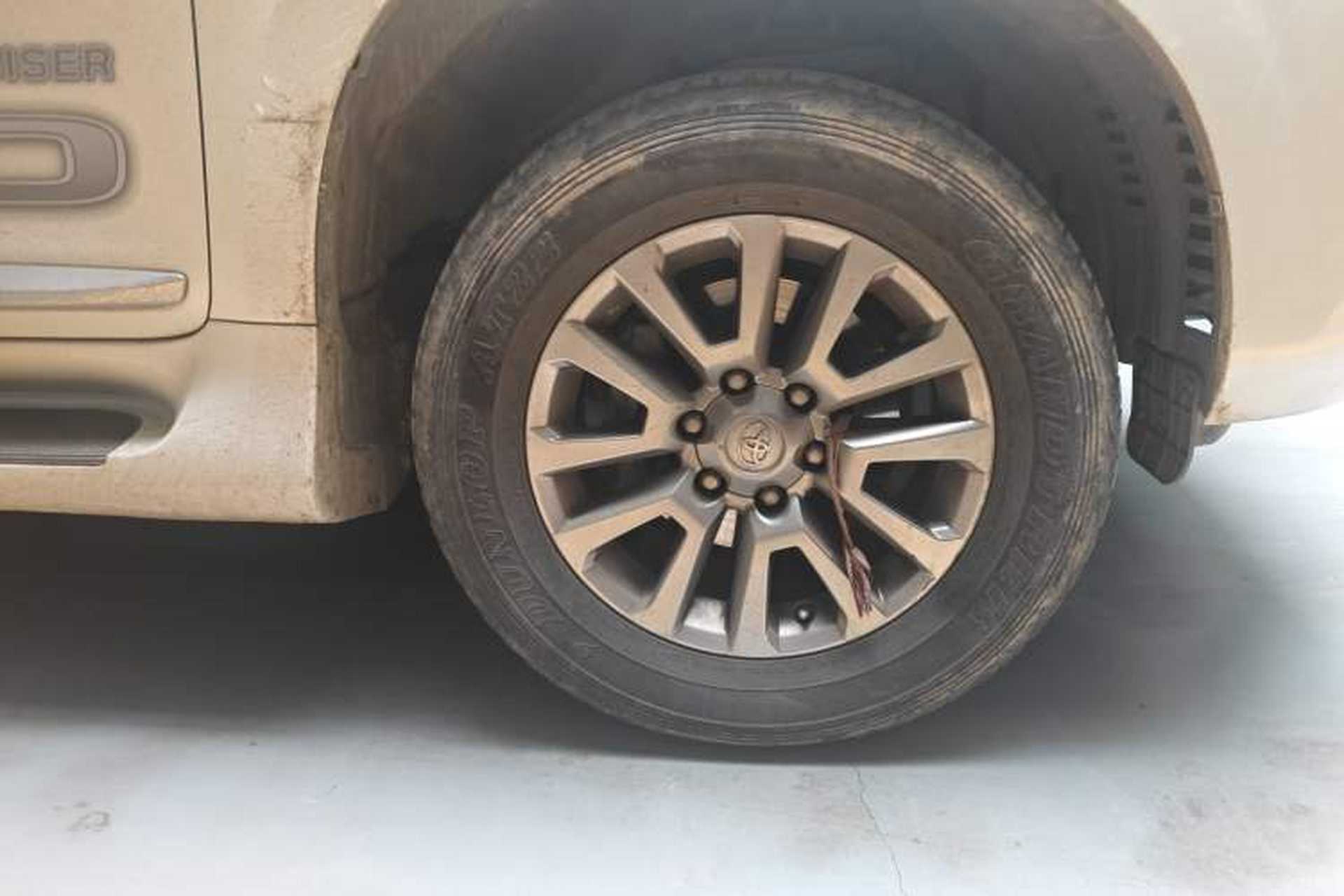 Used Toyota Prado  Right Front Wheel Hub