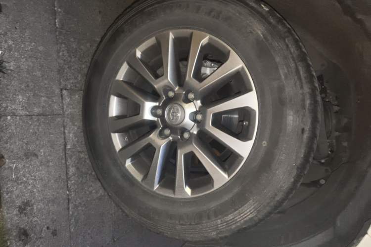 Used Toyota Prado 2018 3.5L Automatic TX-L with Rear-Mounted Spare Tire Right Front Wheel Hub