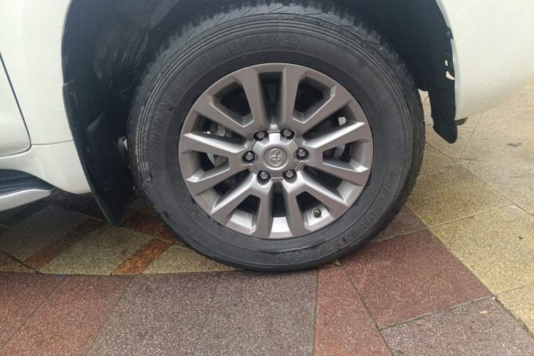 Used Toyota Prado 2018 3.5L Automatic TX-L with Rear-Mounted Spare Tire Right Front Wheel Hub