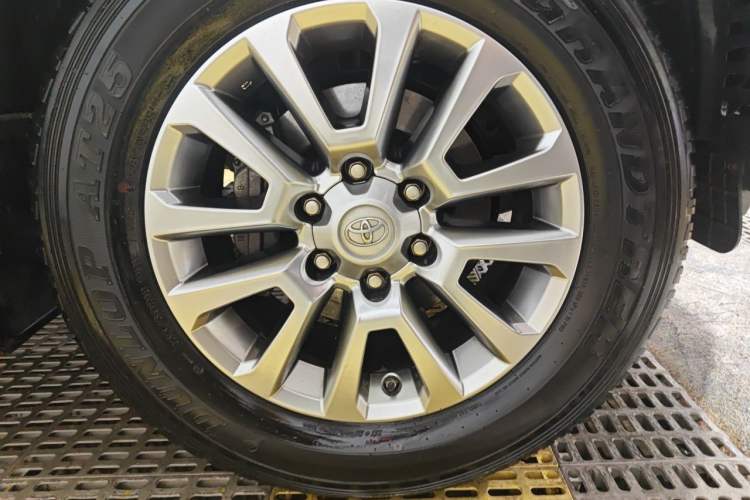 Used Toyota Prado 2018 3.5L Automatic TX-L with Rear-Mounted Spare Tire Right Front Wheel Hub