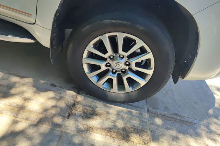 Used Toyota Prado 2018 3.5L Automatic TX-L with Rear-Mounted Spare Tire Right Front Wheel Hub