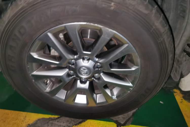Used Toyota Prado 2018 3.5L Automatic TX-L with Rear-Mounted Spare Tire Right Front Wheel Hub