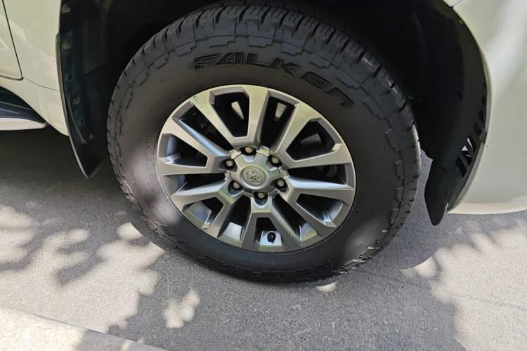 Used Toyota Prado 2018 3.5L Automatic TX-L with Rear-Mounted Spare Tire Right Front Wheel Hub