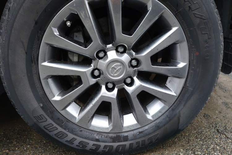 Used Toyota Prado  Right Front Wheel Hub
