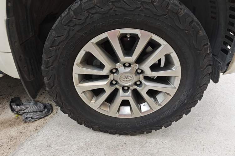 Used Toyota Prado  Right Front Wheel Hub