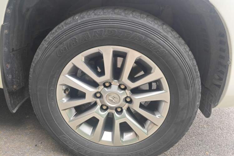 Used Toyota Prado 2018 3.5L Automatic TX-L with Rear-Mounted Spare Tire Right Front Wheel Hub