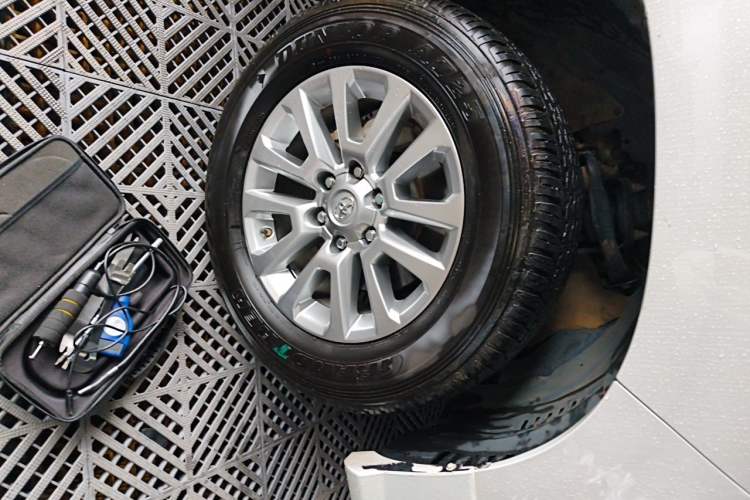 Used Toyota Prado 2018 3.5L Automatic TX-L NAVI with Rear-Mounted Spare Tire Right Front Wheel Hub