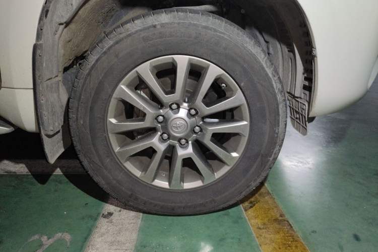 Used Toyota Prado 2018 3.5L Automatic TX-L with Rear-Mounted Spare Tire Right Front Wheel Hub