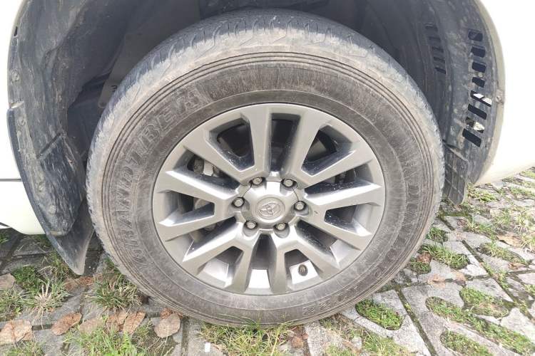 Used Toyota Prado 2018 3.5L Automatic TX-L with Rear-Mounted Spare Tire Right Front Wheel Hub