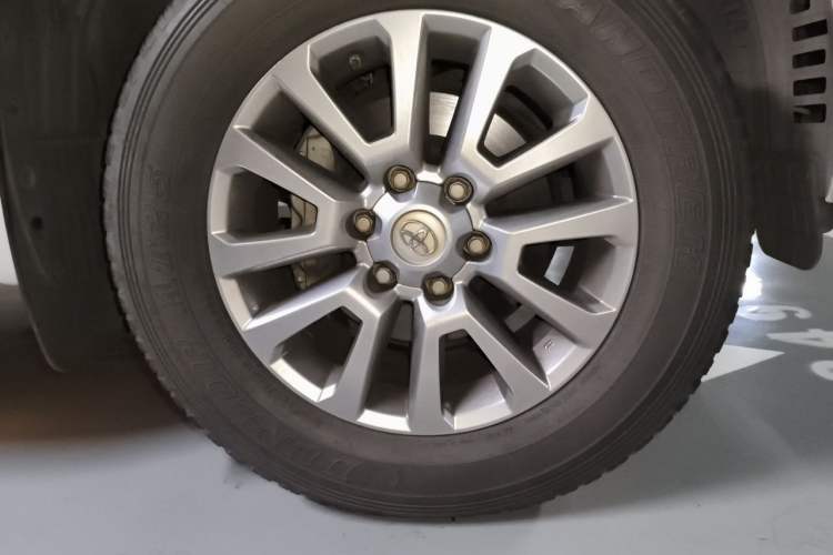 Used Toyota Prado 2018 3.5L Automatic TX-L with Rear-Mounted Spare Tire Right Front Wheel Hub