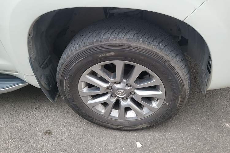 Used Toyota Prado 2018 3.5L Automatic TX-L with Rear-Mounted Spare Tire Right Front Wheel Hub
