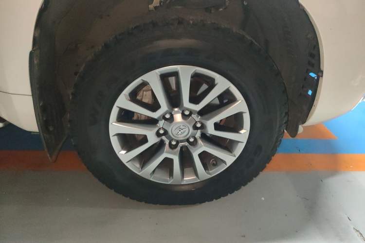 Used Toyota Prado 2018 3.5L Automatic TX-L with Rear-Mounted Spare Tire Right Front Wheel Hub