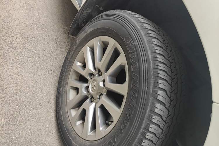 Used Toyota Prado 2018 3.5L Automatic TX-L with Rear-Mounted Spare Tire Right Front Wheel Hub