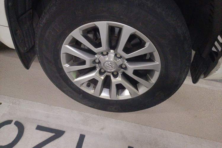 Used Toyota Prado  Right Front Wheel Hub