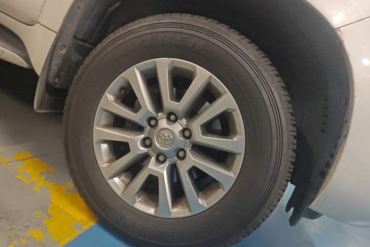 Used Toyota Prado 2018 3.5L Automatic TX-L with Rear-Mounted Spare Tire Right Front Wheel Hub