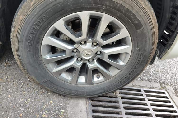 Used Toyota Prado 2018 3.5L Automatic TX-L with Rear-Mounted Spare Tire Right Front Wheel Hub