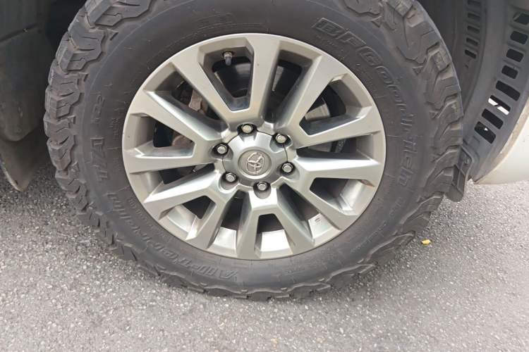 Used Toyota Prado 2018 3.5L Automatic TX-L with Rear-Mounted Spare Tire Right Front Wheel Hub