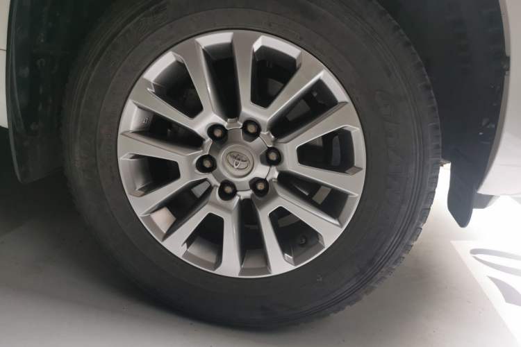 Used Toyota Prado 2018 3.5L Automatic TX-L with Rear-Mounted Spare Tire Right Front Wheel Hub