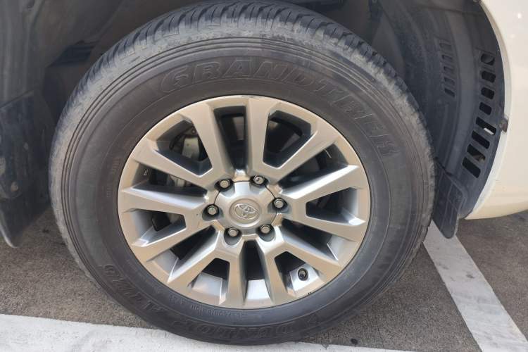 Used Toyota Prado 2018 3.5L Automatic TX-L with Rear-Mounted Spare Tire Right Front Wheel Hub