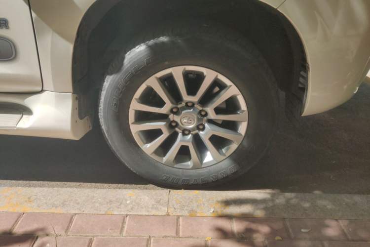 Used Toyota Prado  Right Front Wheel Hub