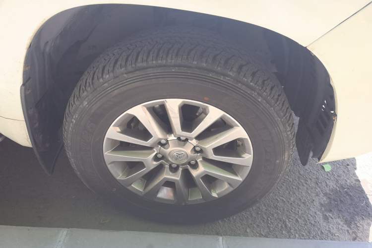 Used Toyota Prado 2018 3.5L Automatic TX-L with Rear-Mounted Spare Tire Right Front Wheel Hub