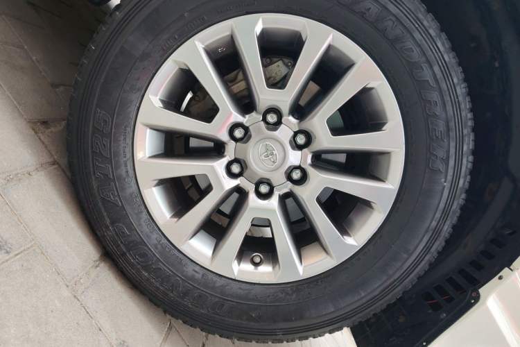 Used Toyota Prado 2018 3.5L Automatic TX-L with Rear-Mounted Spare Tire Right Front Wheel Hub