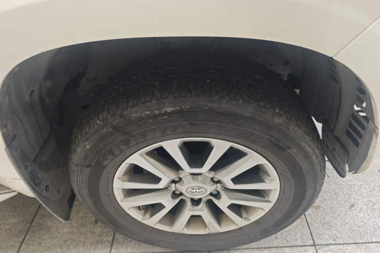 Used Toyota Prado 2018 3.5L Automatic TX-L with Rear-Mounted Spare Tire Right Front Wheel Hub