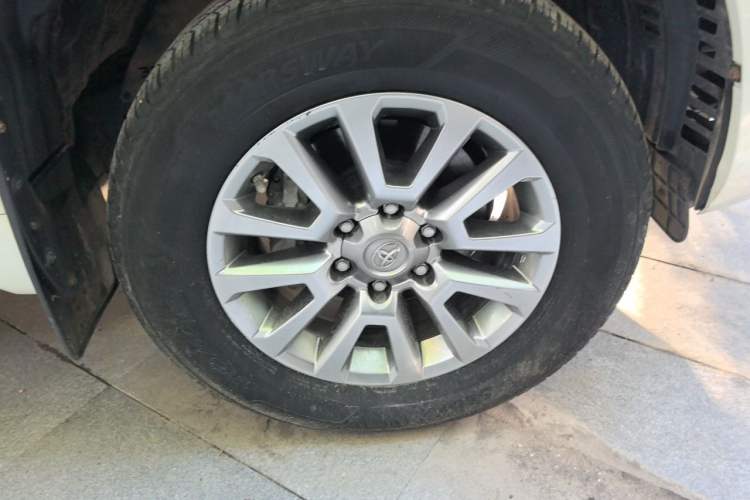 Used Toyota Prado 2018 3.5L Automatic TX-L with Rear-Mounted Spare Tire Right Front Wheel Hub