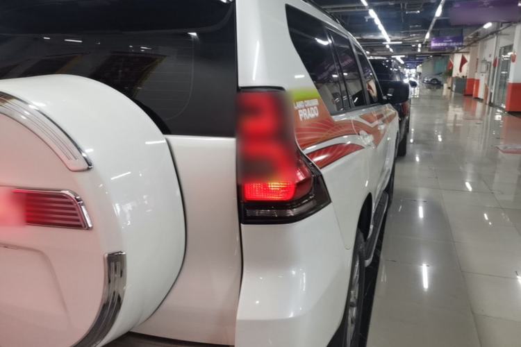 Used Toyota Prado 2018 3.5L Automatic TX-L with Rear-Mounted Spare Tire Right Rear Taillight