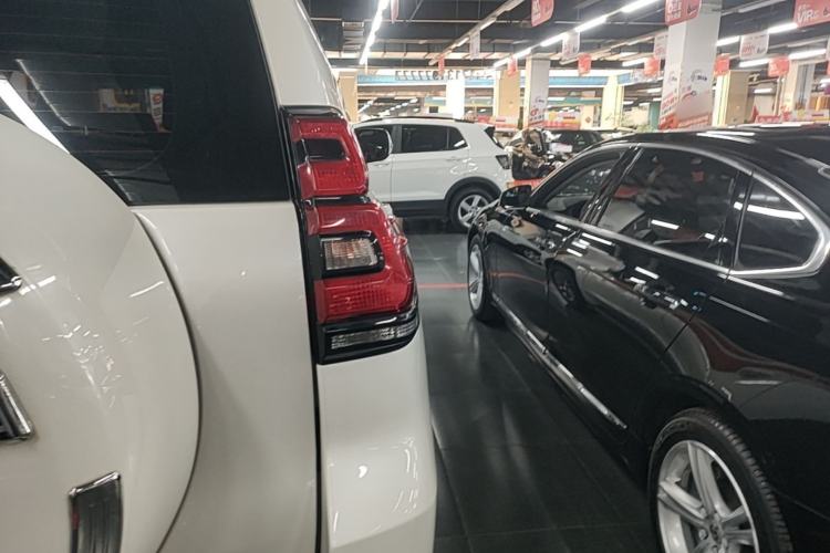 Used Toyota Prado 2018 3.5L Automatic TX-L with Rear-Mounted Spare Tire Right Rear Taillight