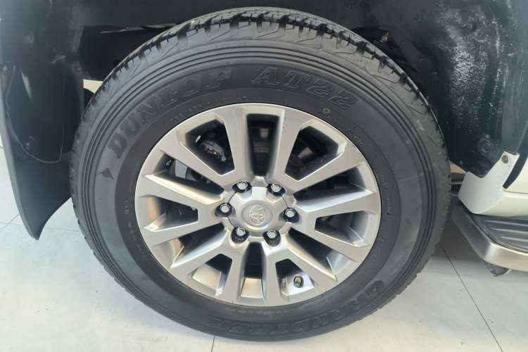 Used Toyota Prado 2018 3.5L Automatic TX-L with Rear-Mounted Spare Tire Right Rear Wheel Hub