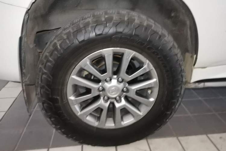 Used Toyota Prado 2018 3.5L Automatic VX NAVI with Rear-Mounted Spare Tire Right Rear Wheel Hub