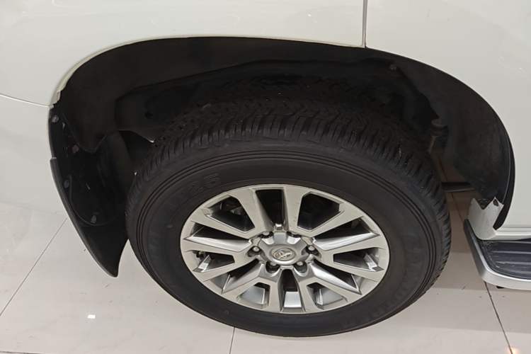 Used Toyota Prado 2018 3.5L Automatic TX-L with Rear-Mounted Spare Tire Right Rear Wheel Hub