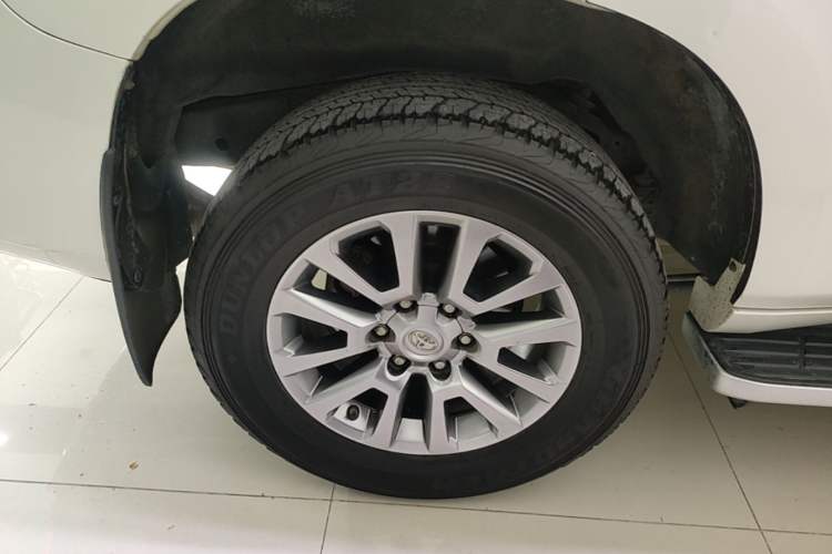 Used Toyota Prado 2018 3.5L Automatic TX-L with Rear-Mounted Spare Tire Right Rear Wheel Hub