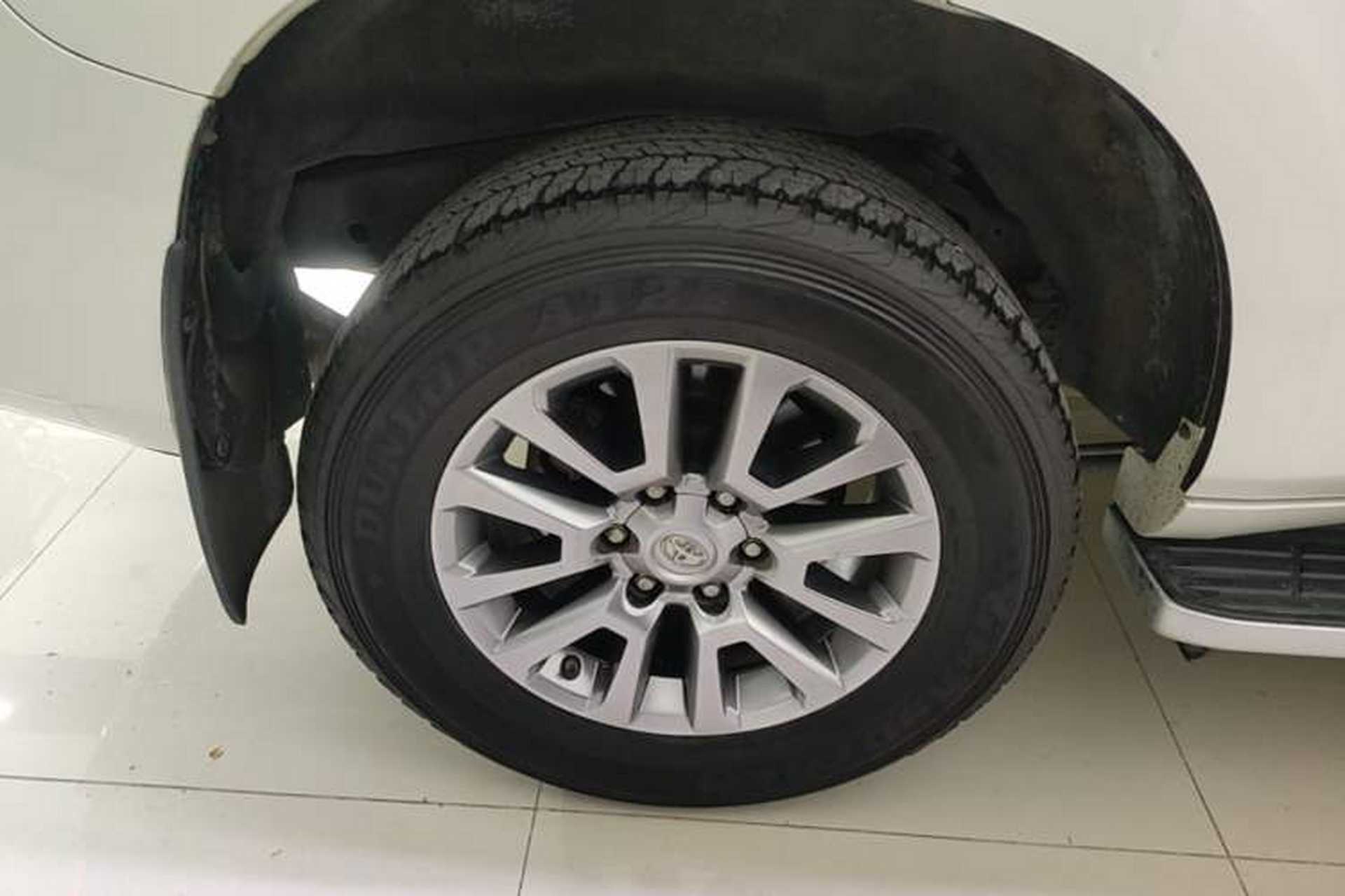 Used Toyota Prado 2018 3.5L Automatic TX-L with Rear-Mounted Spare Tire Right Rear Wheel Hub