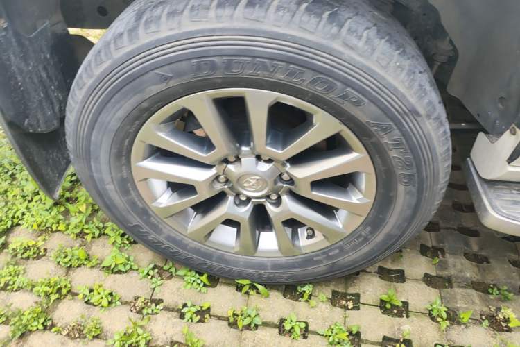 Used Toyota Prado 2018 3.5L Automatic TX-L with Rear-Mounted Spare Tire Right Rear Wheel Hub